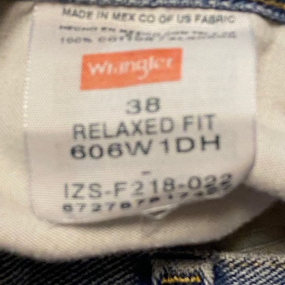 Wrangler relaxed fit shorts Size 38 - Picture 3 of 4